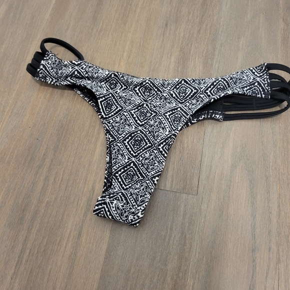 A&F bikini bottoms (xs) - Picture 2 of 5